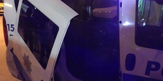 Tekmeyle polis otosunun sürgülü kapısını yerinden çıkardı  