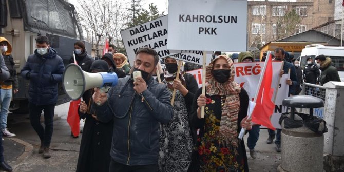 Hakkari'de terör mağduru aileler HDP İl Başkanlığı önünde eylem yaptı