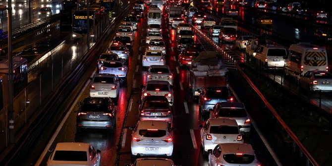 İstanbul'da sokağa çıkma kısıtlaması öncesinde trafik yoğunluğu yaşanıyor