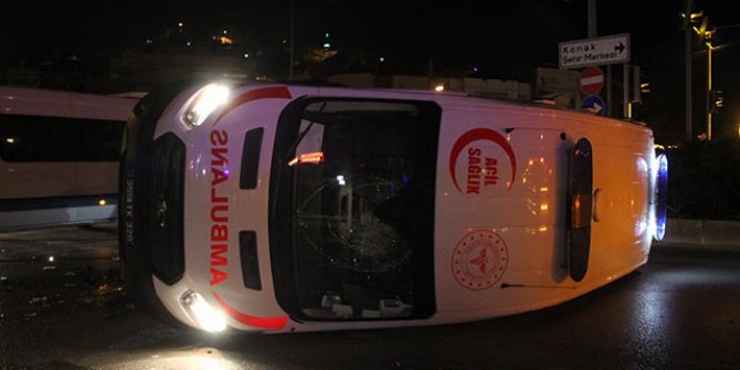 İzmir'de otomobille çarpışan ambulans devrildi: 1 yaralı 