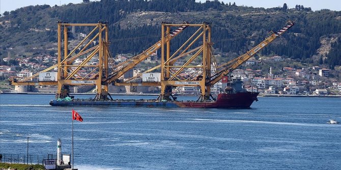 Büyük liman vinci taşıyan geminin Çanakkale Boğazı'ndan geçişi başladı