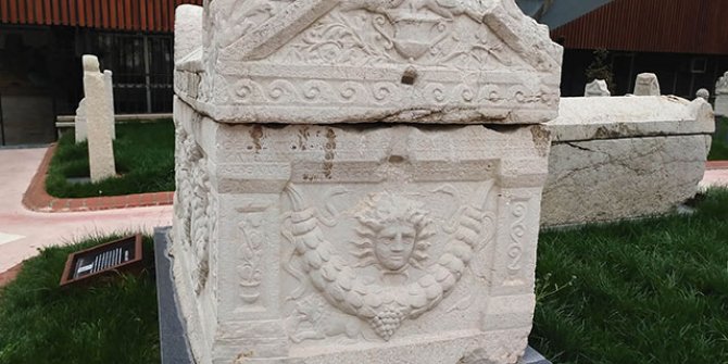 Medusa kabartmalı beddua yazılı lahit müzede sergileniyor