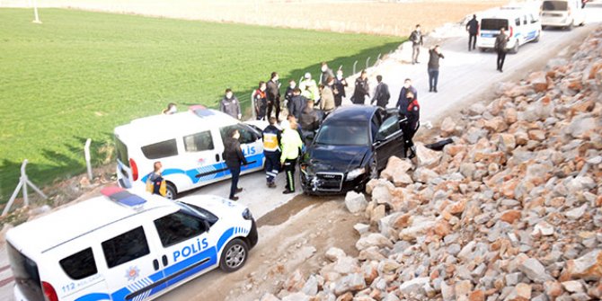 Yaralama şüphelisi 5 kişi, polis aracına çarpınca yakalandı