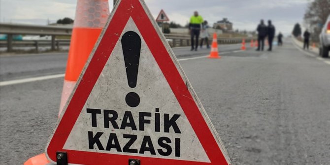 Isparta'da iki aracın çarpışması sonucu 3 kişi öldü, 8 kişi yaralandı
