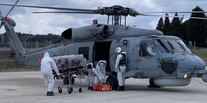 Gökçeada'da solunum güçlüğü çeken Kovid-19 hastası, helikopterle Çanakkale'ye götürüldü