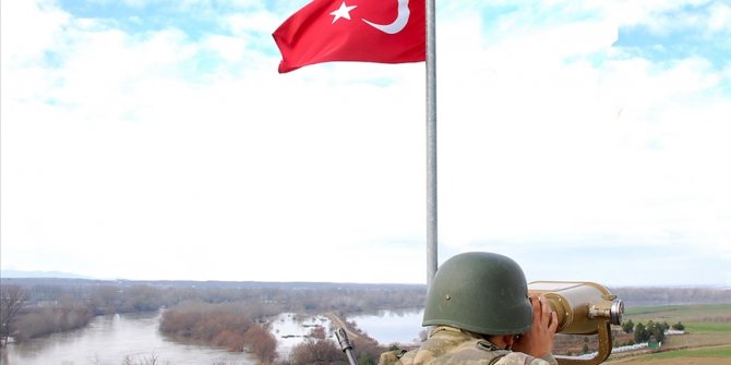 Yasa dışı yollardan Yunanistan'a geçmeye çalışan 10 kişi gözaltına alındı