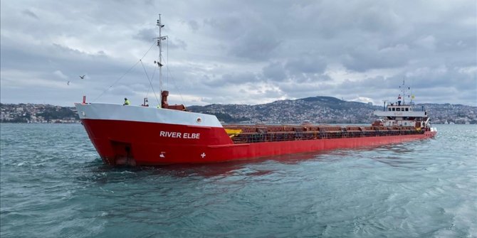 İstanbul Boğazı'nda 90 metrelik kuru yük gemisi makine arızası nedeniyle demirledi