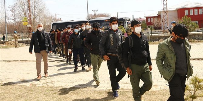 Van'da tır dorsesinde 218 düzensiz göçmen yakalandı
