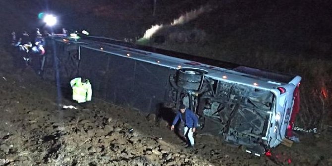 Sivas'ta yolcu otobüs devrildi: 18 yaralı