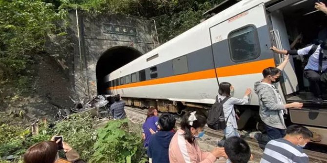 Tayvan’da tren raydan çıktı: 36 ölü, 72 yaralı