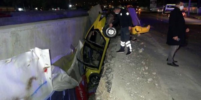 Otomobilin çarptığı taksi betonla toprak arasında asılı kaldı