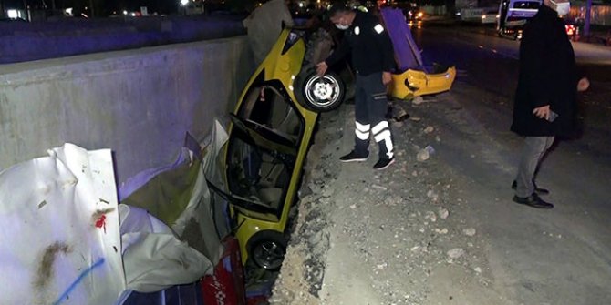 Otomobilin çarptığı taksi betonla toprak arasında asılı kaldı