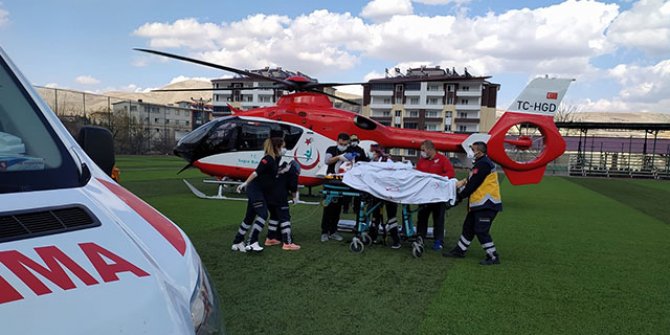 Ambulans helikopter, yaralı için stada indi