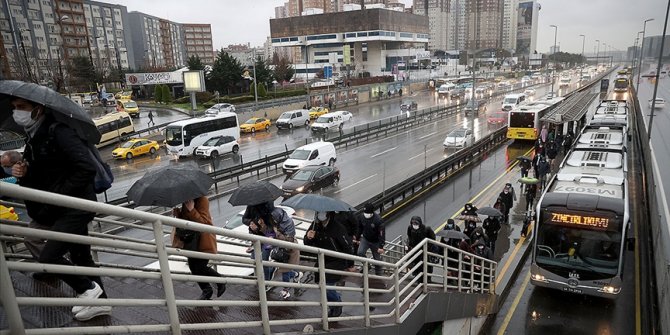 İstanbul'da kısıtlamanın sona ermesinin ardından sağanak yağışın etkisiyle trafik yoğunluğu arttı
