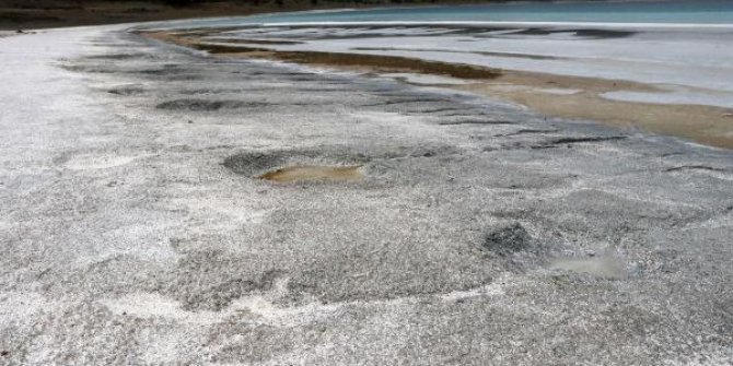 Salda Gölü'nde doğa kendini yeniledi, çamur çukurları kapanmaya başladı