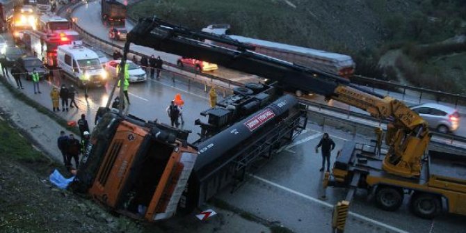 Manisa'da Karayollarına ait tanker devrildi: 1 ölü, 1 yaralı