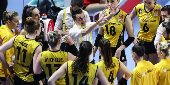 VakıfBank Kadın Voleybol Takımı'nda Sultanlar Ligi play-off finaline yükselmenin sevinci yaşanıyor