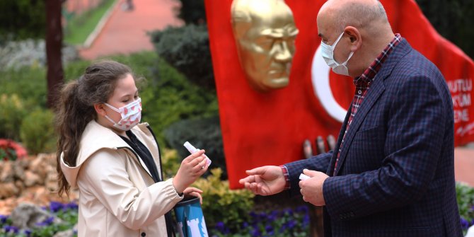 Başkan Altınok çocuklara satranç takımı hediye etti