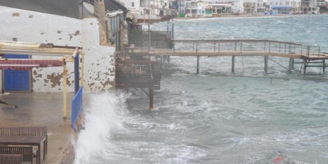 Bodrum'da 'fırtına' günlük yaşamı olumsuz etkiledi