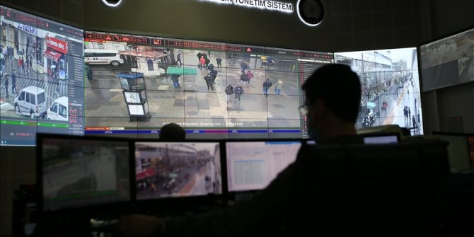 Bursa polisi Kovid-19 tedbirleri kapsamında maske takmayan vatandaşları kameradan tespit edip uyarıyor