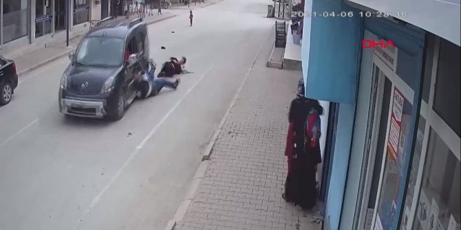 Telefonunu gaspettiği genç kız ile kardeşini aracıyla metrelerce sürükledi