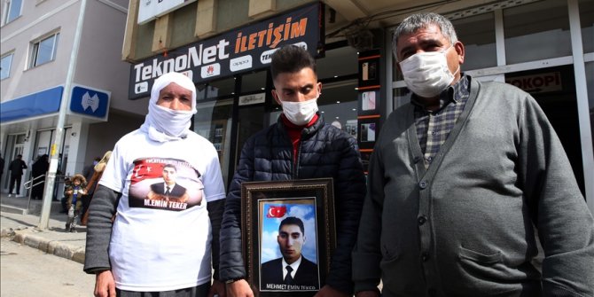 Muş'ta çocukları dağa kaçırılan 2 aile, HDP binası önünde oturma eylemi yaptı