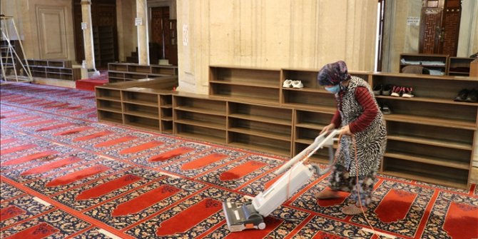 Selimiye Camisi'nde ramazan öncesi dezenfeksiyon, bahçesinde temizlik ve düzenleme çalışması yapıldı