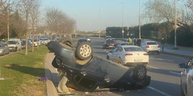 Kartal'da park edilirken arkadan gelen aracın çarpığı otomobil takla attı