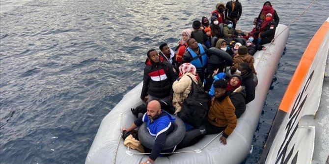 İzmir'de Türk kara sularına itilen 64 sığınmacı kurtarıldı