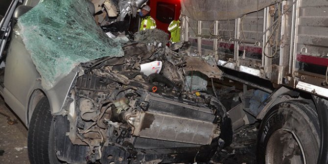 Konya'da TIR'a arkadan çarpan minibüsün sürücüsü öldü