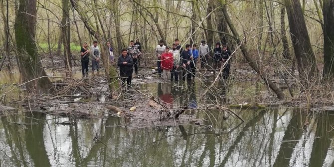 Yunanistan unsurlarınca şiddet gören 30 kişi, Meriç Nehri'nde mahsur kaldıkları adacıktan kurtarıldı