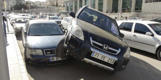 Kontrolden çıkan cip, park halindeki otomobilin üzerine çıktı