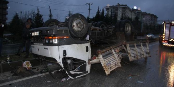 Manisa'da TIR'ın çarptığı kamyonet takla atıp, karşı şeride geçti: 4 yaralı