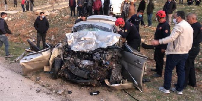 Ambulansla otomobil kafa kafaya çarpıştı: 3 ölü, 3 yaralı