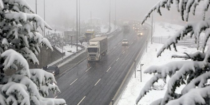 Bolu Dağı'nda kar yağışı etkili oluyor
