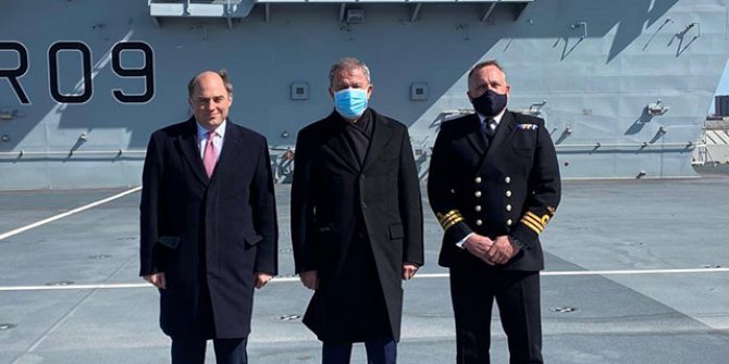 Bakan Akar, İngiltere'de uçak gemisini inceledi
