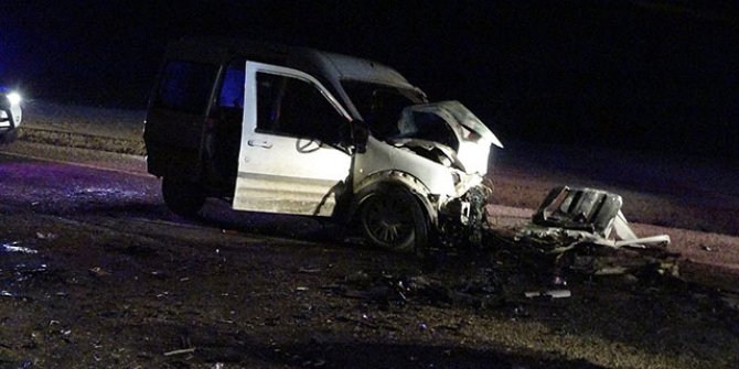 Çorum'da hafif ticari araçlar çarpıştı: 2 ölü, 3'ü ağır 5 yaralı