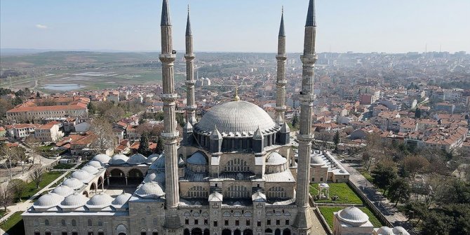 Selimiye Camisi minarelerine ramazan mahyası asıldı