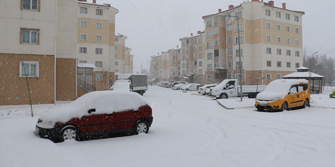 Sivas'ta kar yağışı; kent merkezi beyaza büründü