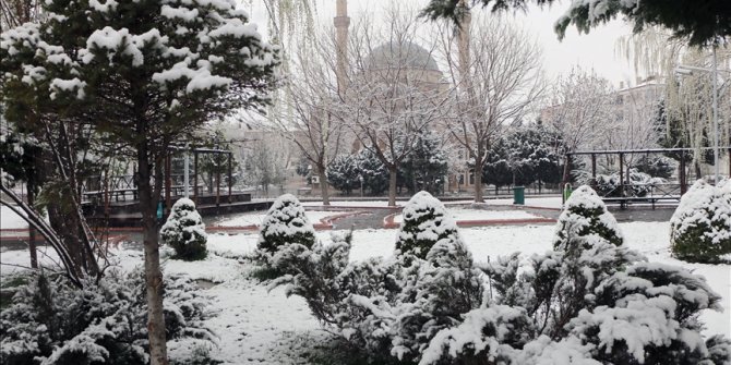 Nisan ayında yağan kar birçok ili beyaza bürüdü