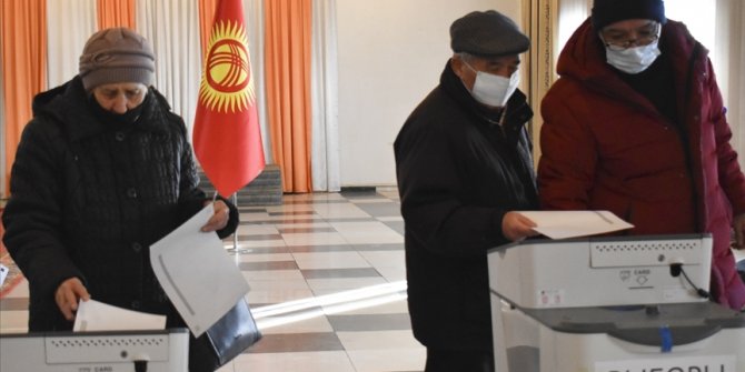 Kırgızistan'da halk anayasa taslağını onaylamak ve yerel meclis üyelerini belirlemek için sandık başında