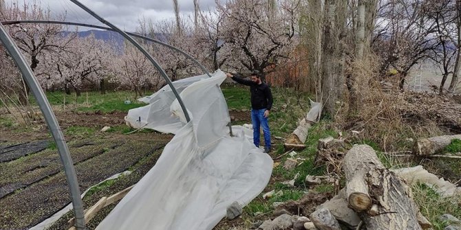 Kars'ta şiddetli rüzgar hasara neden oldu
