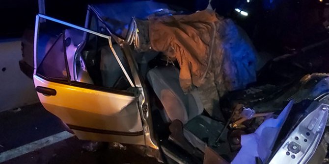 Kamyona arkadan çarpan otomobildeki 2 kişi öldü, 2 kişi yaralandı