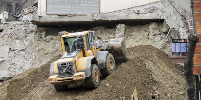 Çankaya'da çökme riski bulunan Açelya Apartmanı'nın kontrollü yıkım çalışmaları devam ediyor