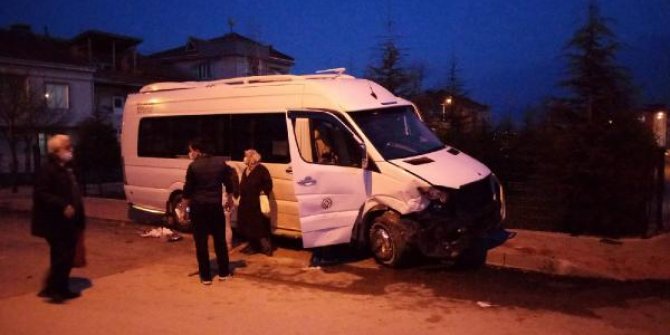 Servis midibüsü ile otomobil çarpıştı: 2 yaralı