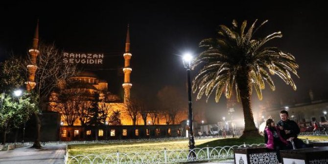 İstanbul camilerinde Ramazan'ın habercisi mahyalar yakıldı