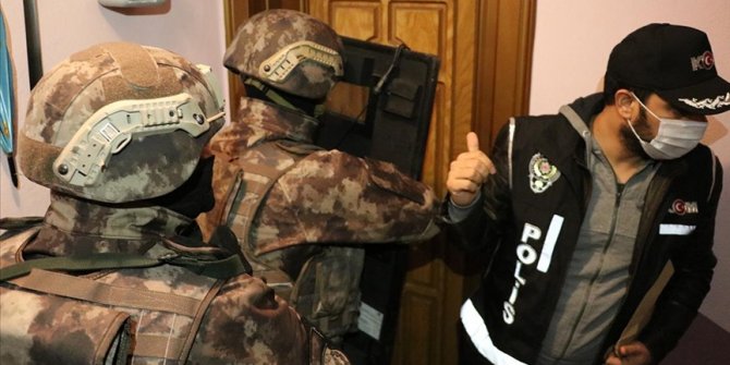 İzmir merkezli 49 ilde FETÖ'nün TSK ve emniyet yapılanmasına yönelik operasyon