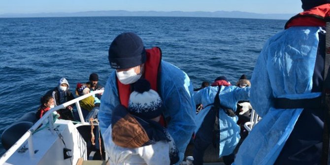 Ayvalık'ta, lastik bottaki 55 kaçak göçmen kurtarıldı
