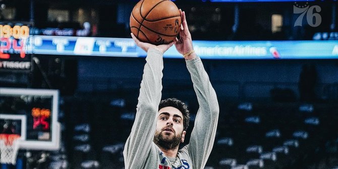 NBA'de 76ers milli basketbolcu Furkan'ın 20 sayısının yardımıyla Mavericks'i yendi