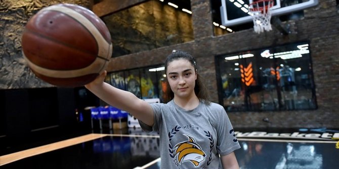 Kalbinin doğuştan delik olduğunu 17 yaşında öğrenen genç basketbolcunun A takım sevinci